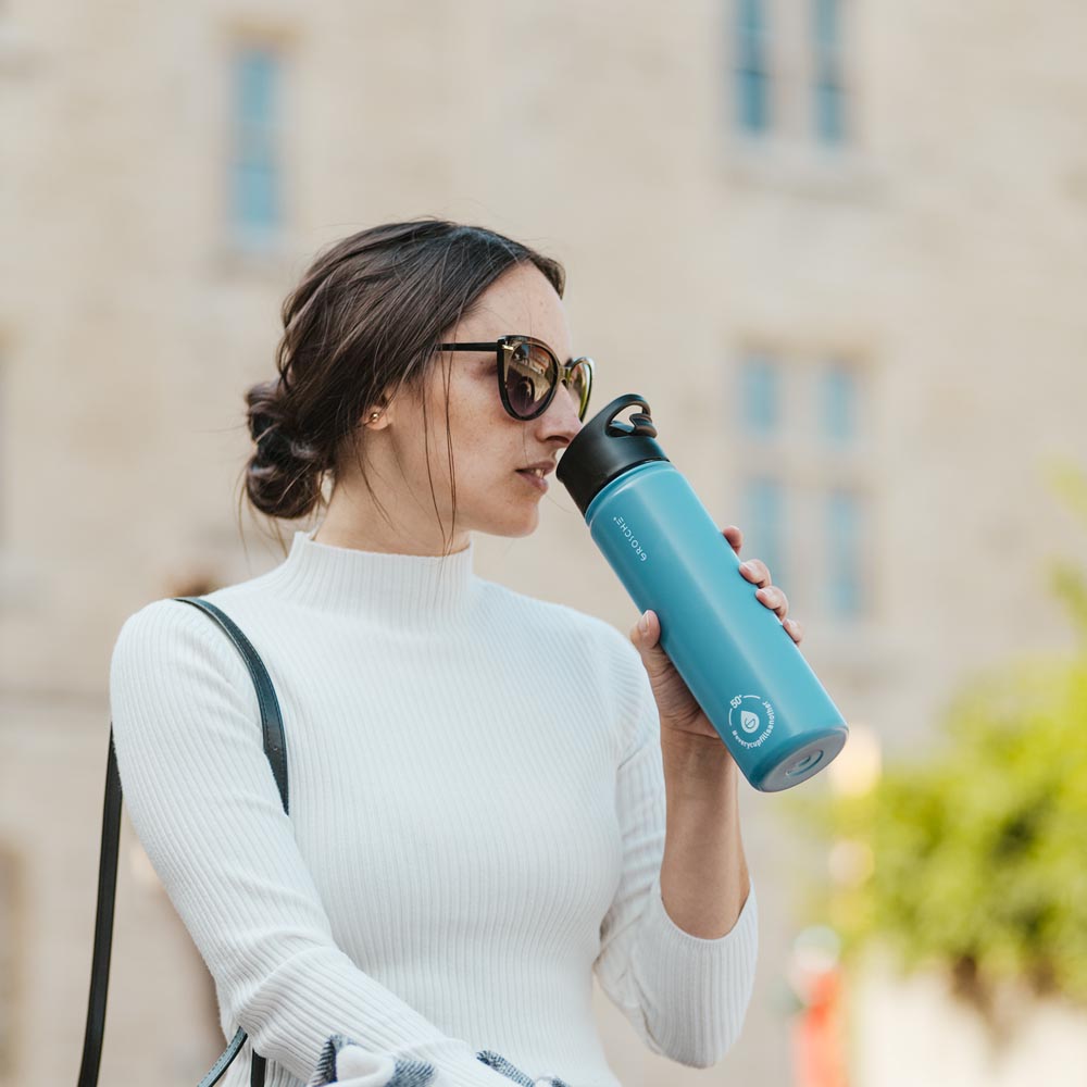 grosche chicago insulated water bottle with infuser, blue color