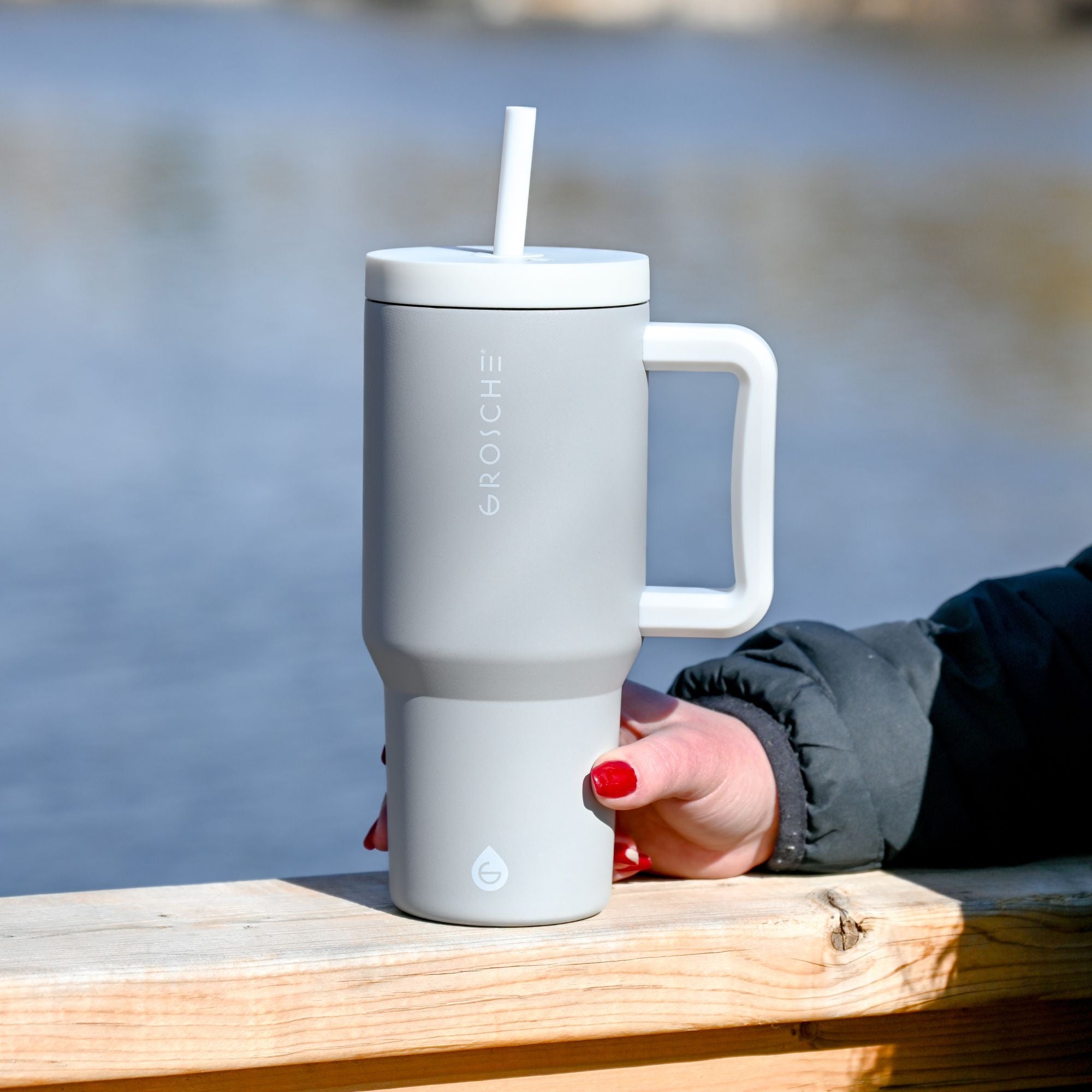 GROSCHE Aspen Tumbler: a grey tumbler with white lid and handle