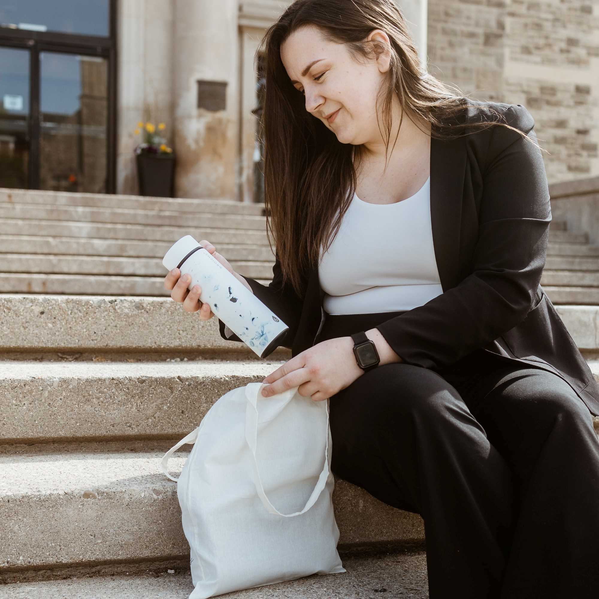 grosche chicago insulated stainless steel water bottle, white marble color
