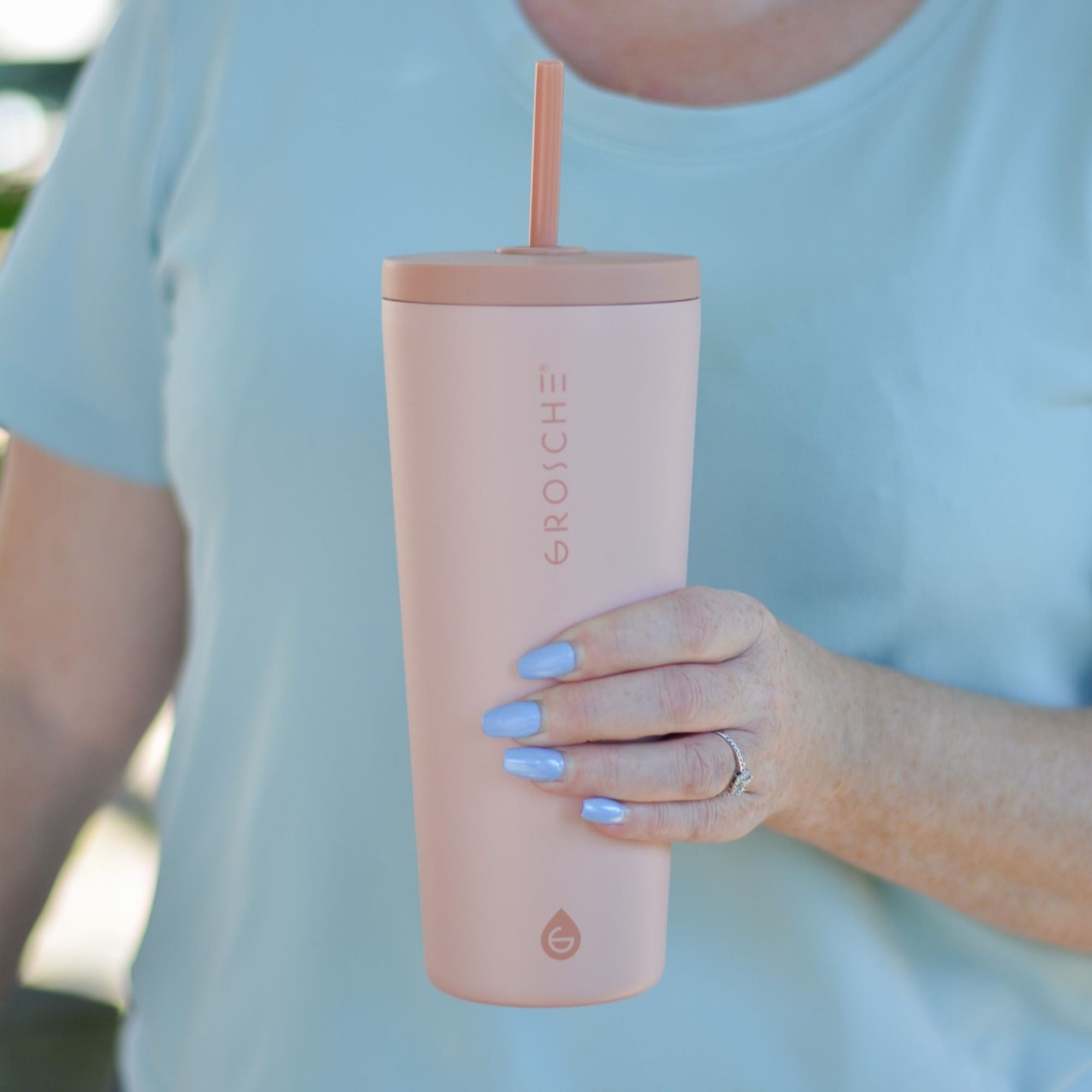 grosche jasper stainless steel tumbler with straw, 23oz, lifestyle peach rose pink