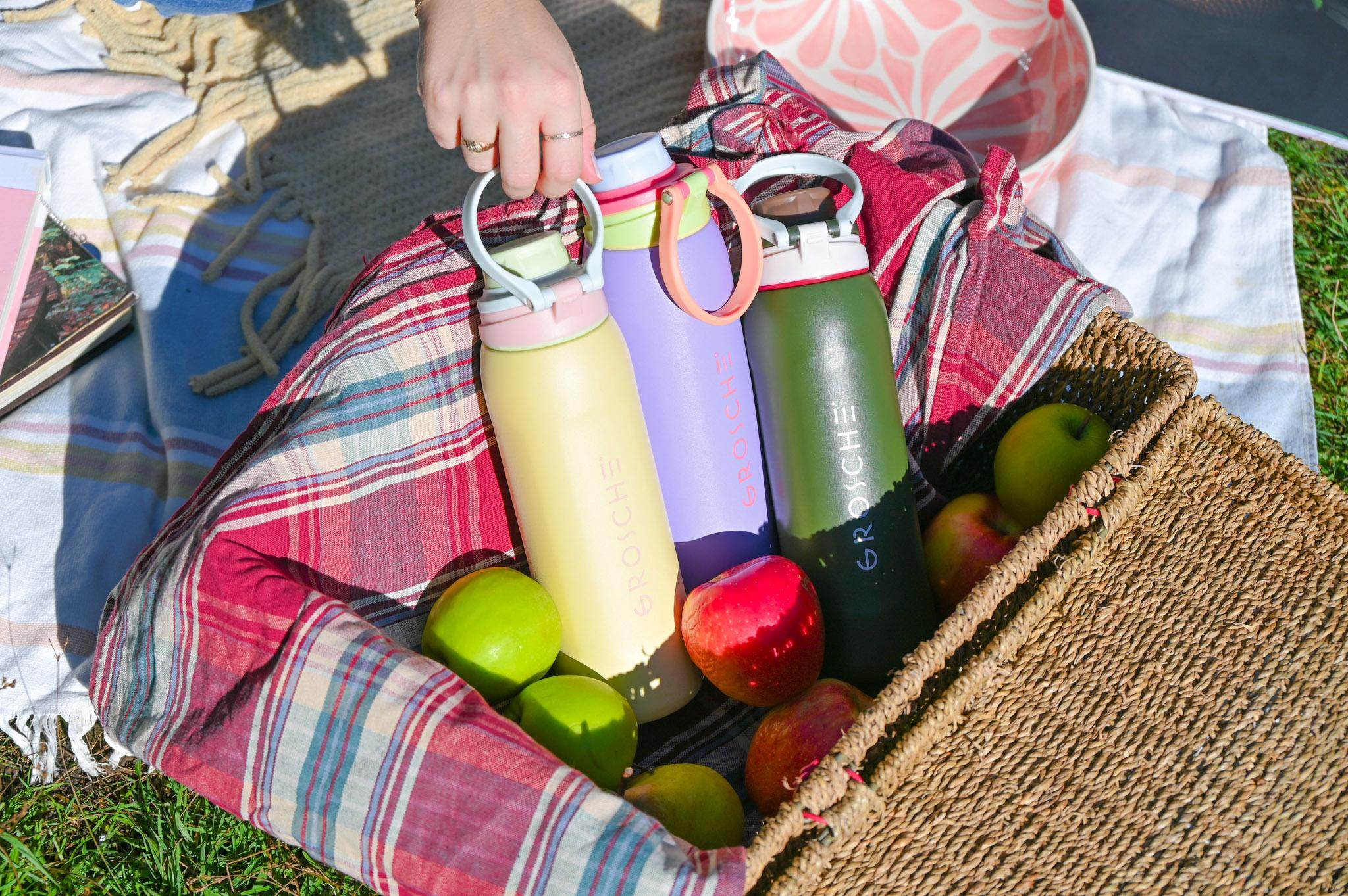 GROSCHE Kamloops: an open picnic basket with three colourful water bottles inside.