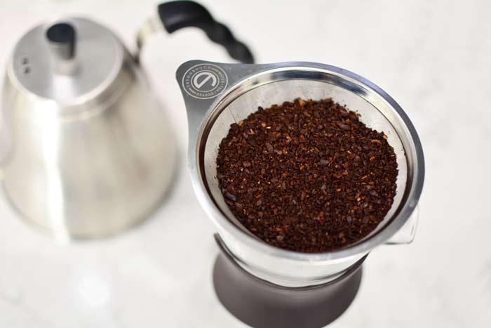 Coarse-ground-coffee-added-to-the-Portland-Pour-over-coffee-maker-GROSCHE--700-web
