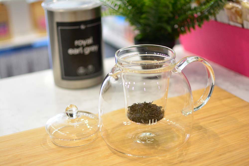 Grosche-Munich-infuser-teapot-empty-with-loose-leaf-tea-added-into-infuser-1000