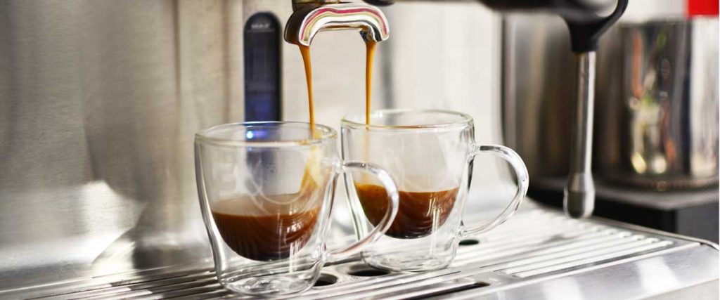 GROSCHE-Turin-double-walled-espresso-cups-in-espresso-machine-with-espresso-pouring-1200x500-web