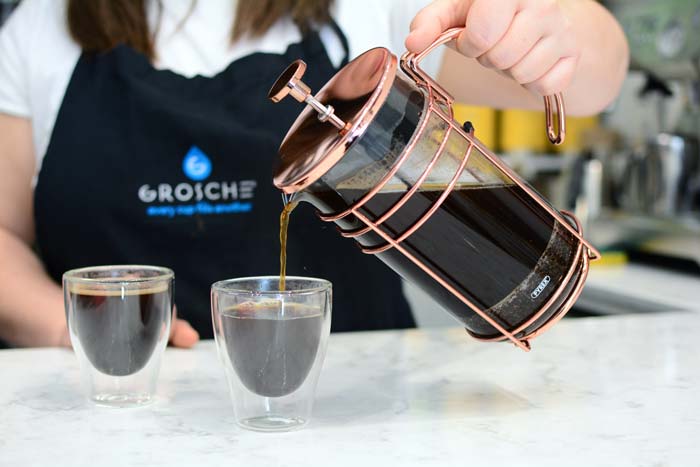 GROSCHE madrid rose gold pouring coffee into turin glass cups